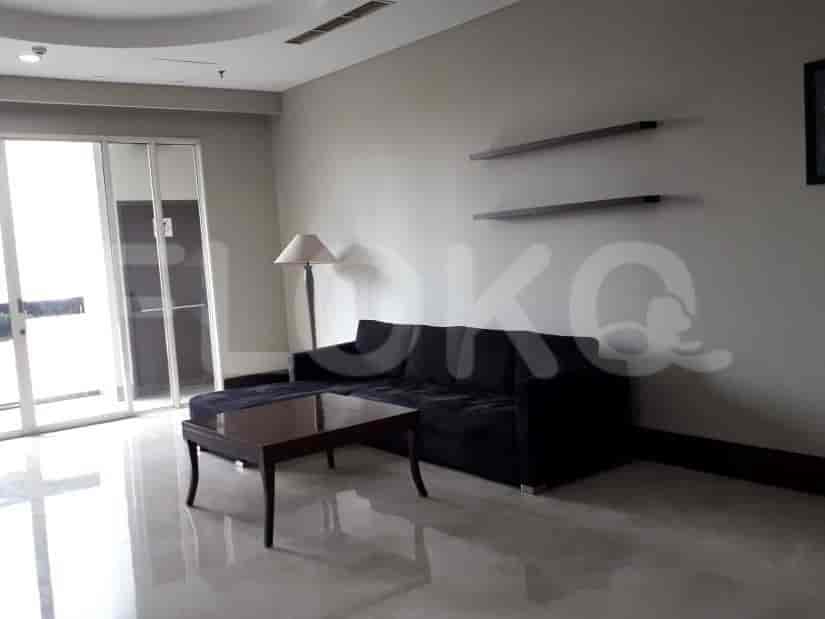 Living room with sofa, coffee table, and lamp.