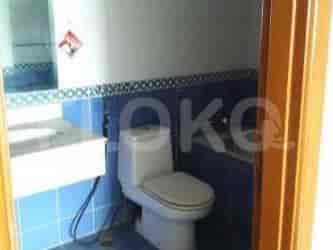 A bathroom with a toilet, sink, and bathtub.