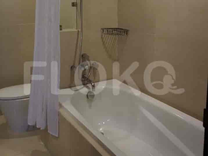 Kamar mandi modern dengan bak mandi dan area pancuran.