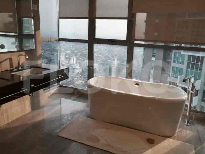 Rent 3 Bedroom on the 33rd Floor of Kemang Village Residence Apartment: Flokq 4
