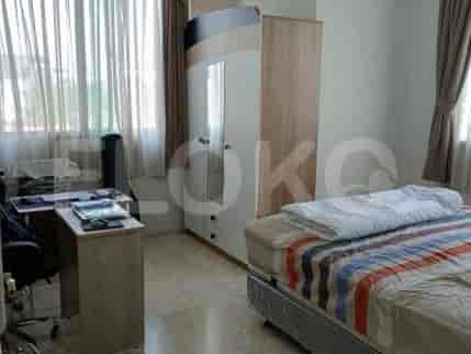 A bedroom featuring a bed, wardrobe, and desk.