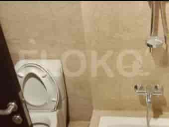 Kamar mandi dengan toilet dan perlengkapan pancuran.