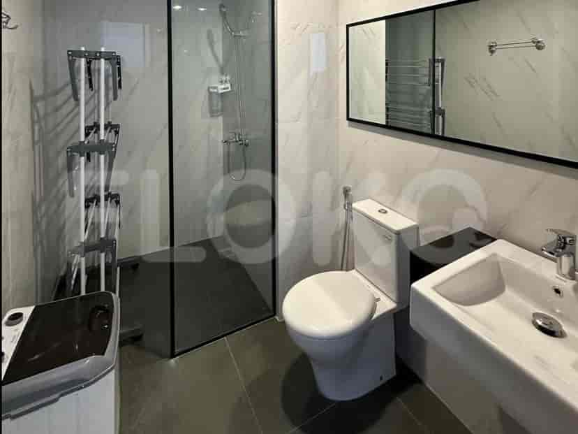 Modern bathroom with a glass-enclosed shower and modern fixtures.