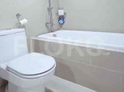 A well-maintained bathroom with a toilet and bathtub.