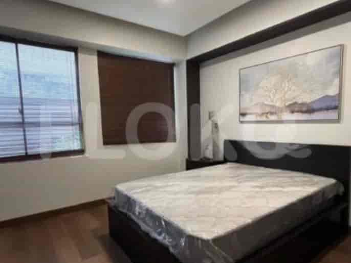 Kamar tidur dengan tempat tidur, jendela, dan karya seni.