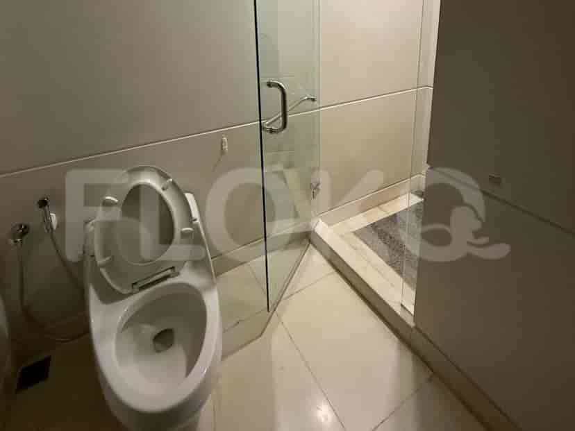 Kamar mandi kontemporer dengan pancuran kaca dan perlengkapan modern.