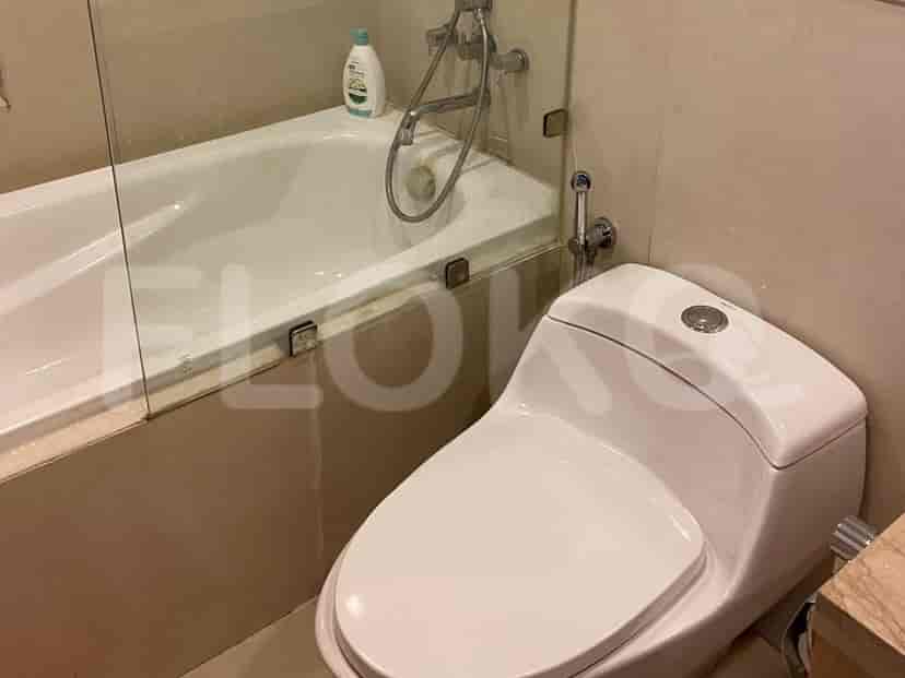 A clean bathroom with a bathtub and a toilet.