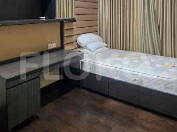 Bedroom with a single bed and a desk.