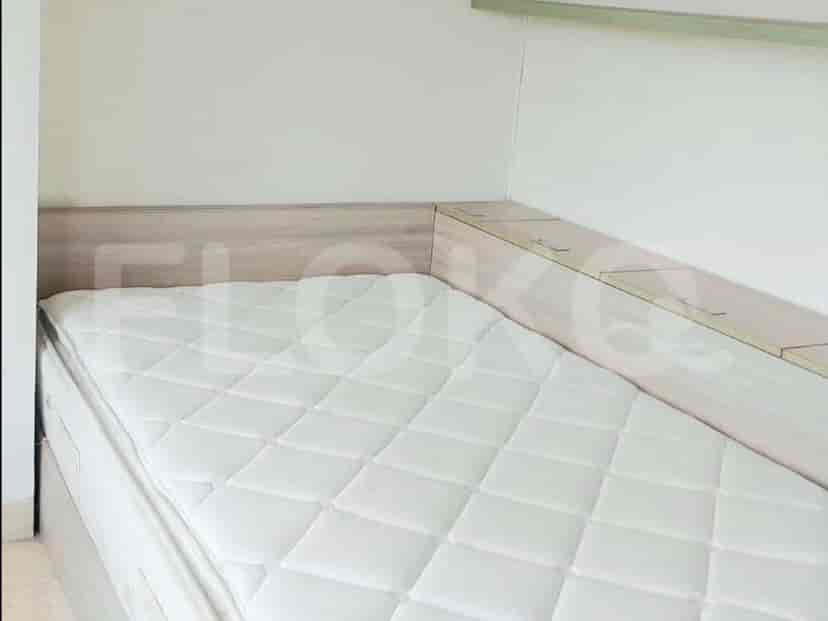 Sebuah kamar tidur dengan tempat tidur tunggal dan lemari built-in.