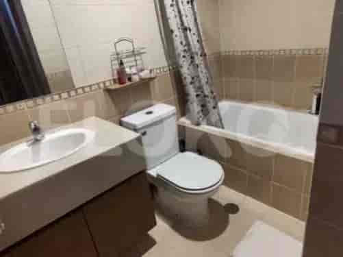 Kamar mandi dengan bak mandi, toilet, wastafel, dan meja rias dengan lemari kayu.