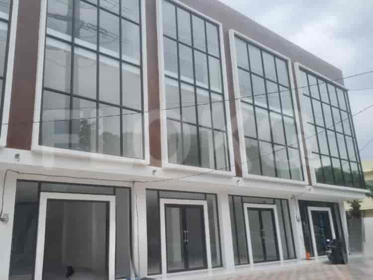 Disewakan Ruko Luas 150 m2 di Rawamangun, Cipinang - RKRffe 1