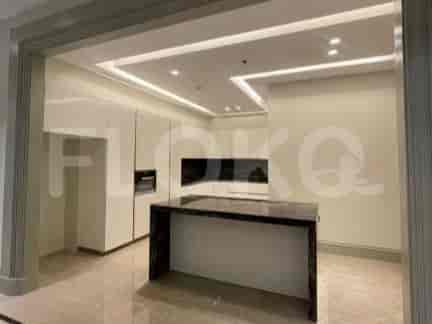 Dapur modern dengan lemari putih dan pulau marmer.