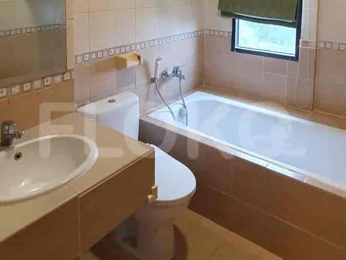 Kamar mandi dengan bak mandi, toilet, dan wastafel.