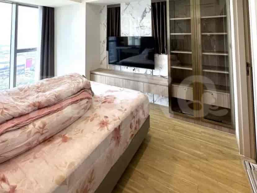 Kamar mandi modern dengan bak mandi, cermin besar, dan meja rias kayu gelap.