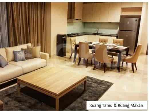 Area tamu dan ruang makan gabungan dengan sofa, meja kopi, set makan, dan peralatan dapur.