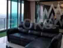 Ruang tamu dengan sofa sectional hitam dan jendela besar.