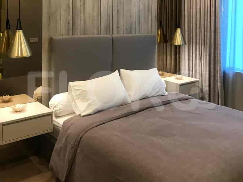 Kamar tidur yang nyaman dengan tempat tidur besar, nada netral, dan dekorasi modern.