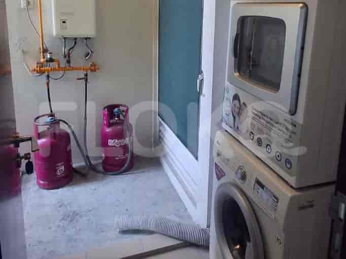 Area cuci dengan mesin cuci, pengering, dan tangki gas.