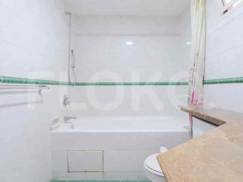 A bathroom with a bathtub, toilet, and vanity.
