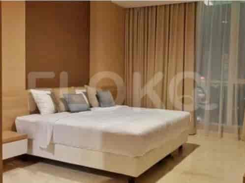 Kamar tidur utama dengan tempat tidur besar, meja samping tempat tidur, dan jendela dari lantai ke langit-langit.
