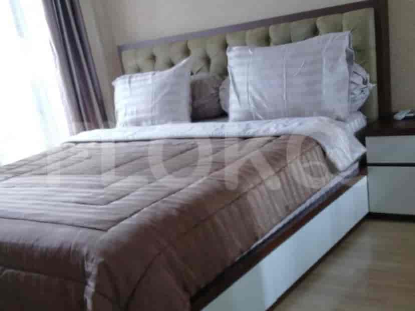 Kamar tidur modern dengan tempat tidur besar dan pencahayaan lembut.