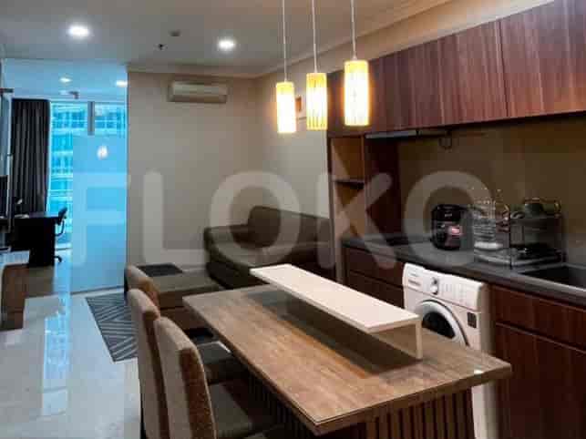 Kamar mandi modern dengan shower, wastafel, dan toilet.