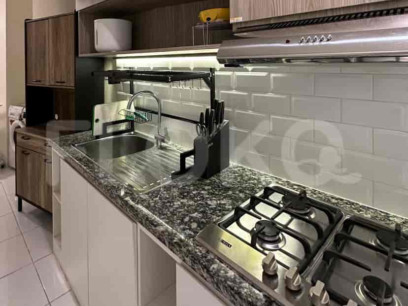 Dapur kontemporer dengan wastafel baja tahan karat, meja granit, dan kompor gas.