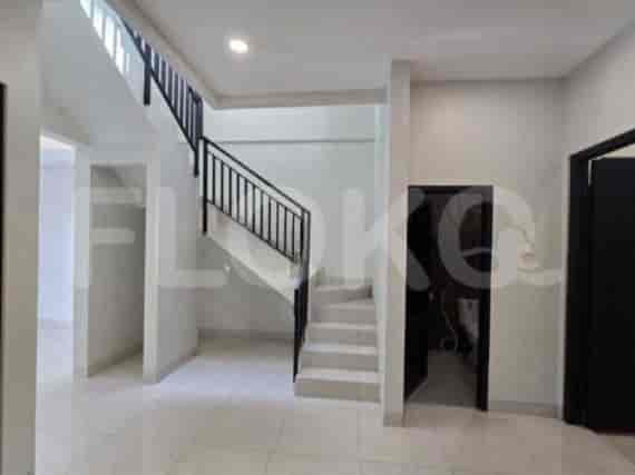 RHASe8e, 3 Floors House in Meruya for Sale | 4BR Near Puri Indah Mall 3