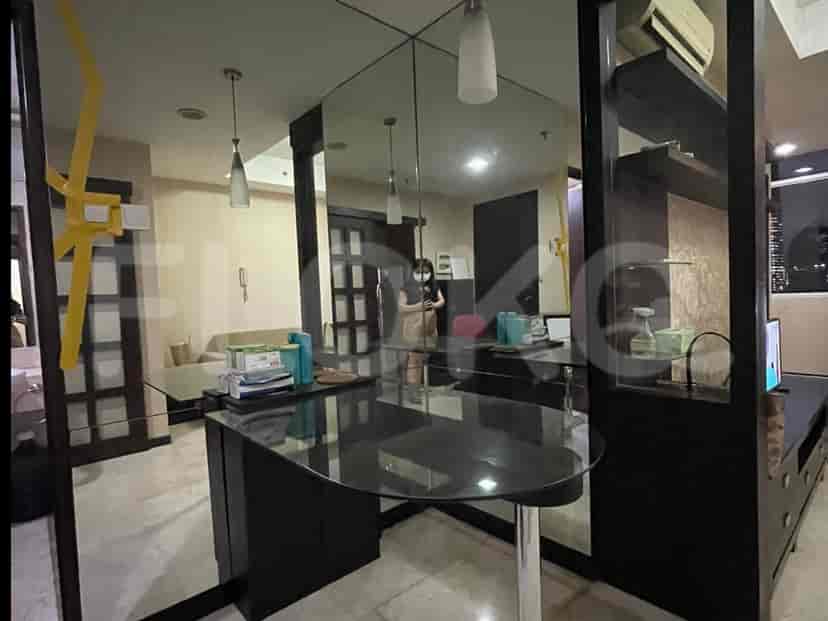 Dining table with mirrors and a view of a seating area