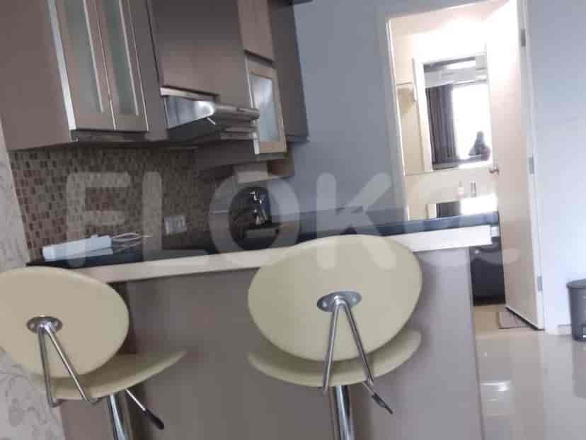Dapur modern dengan bangku bar dan lemari atas.