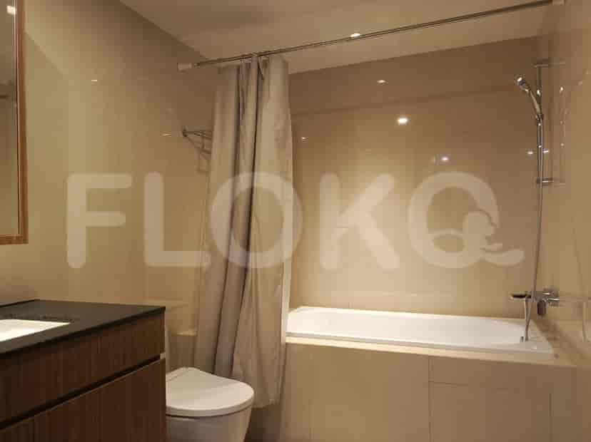Kamar mandi bersih dan kontemporer dengan bak mandi, toilet, meja rias, dan dinding berubin.