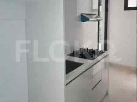 Dapur modern dengan kompor dan lemari.