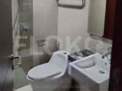 Kamar mandi termasuk toilet, wastafel, dan shower.