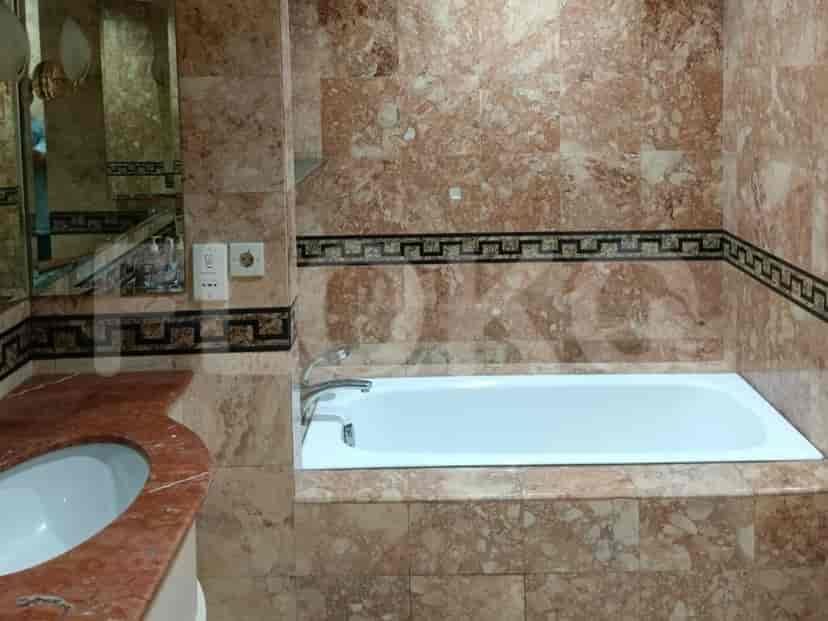 Bathroom with a bathtub, mirror, and sink.