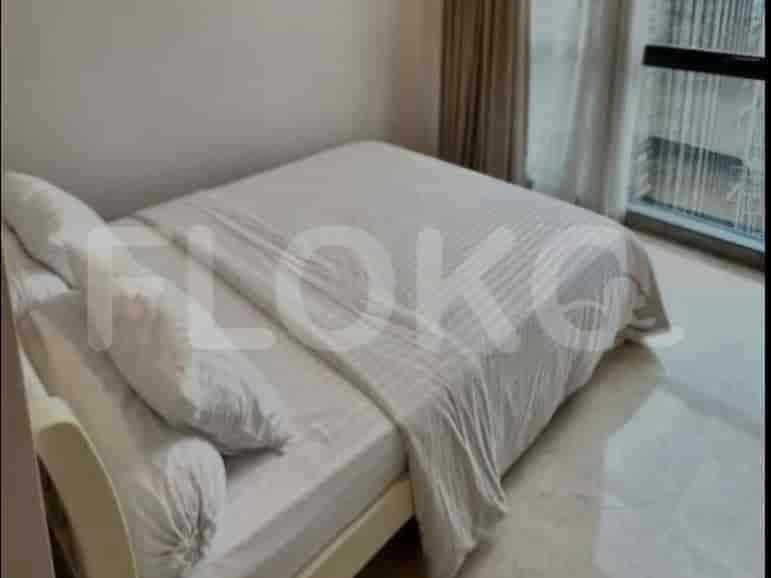 Kamar tidur kedua dengan tempat tidur ukuran queen dan jendela besar.