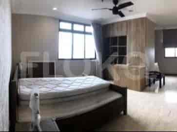 A bedroom with a bed and closet.