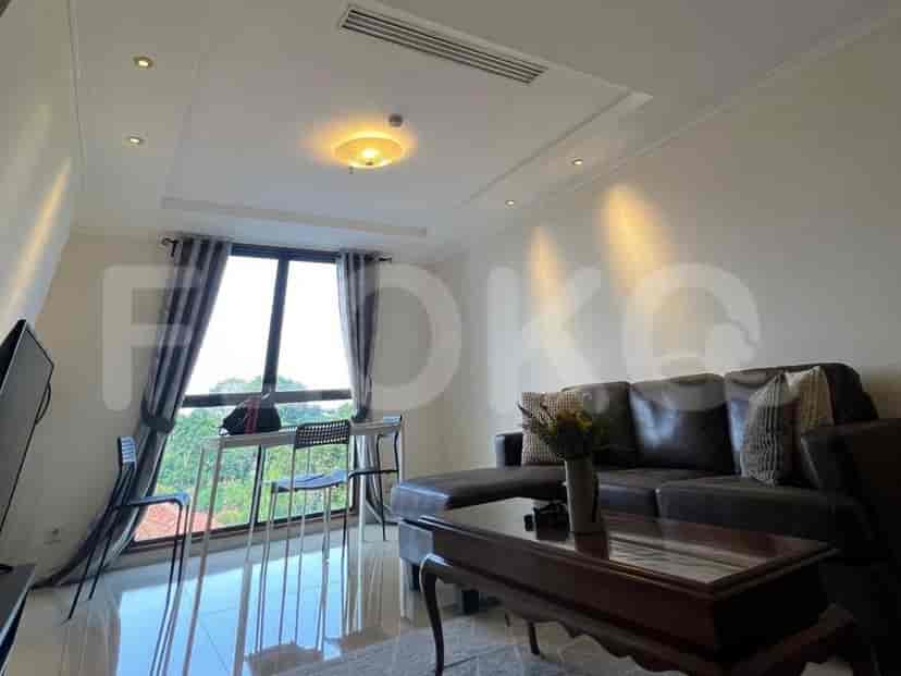 Sebuah ruang tamu dengan sofa sectional coklat tua, meja kopi, dan jendela besar dengan gorden bergaris.