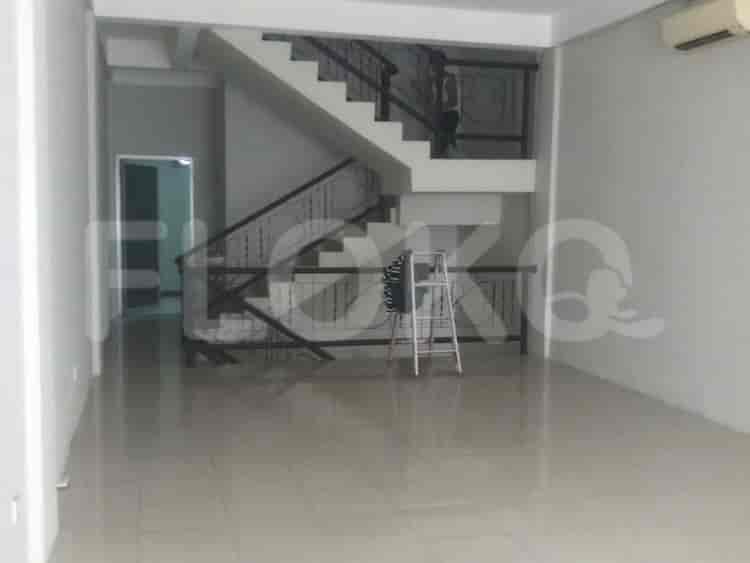 Dijual Ruko Luas 210 m2 di Jalan Royal Palace A17, Menteng - RKS4e5 2