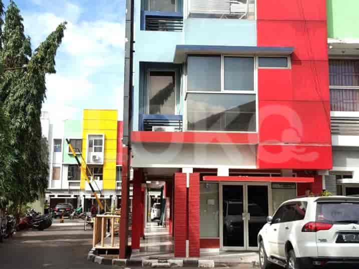Disewakan Ruko Luas 200 m2 di Jalan Taman Semanan Indah, Cengkareng - RKR6f1 1