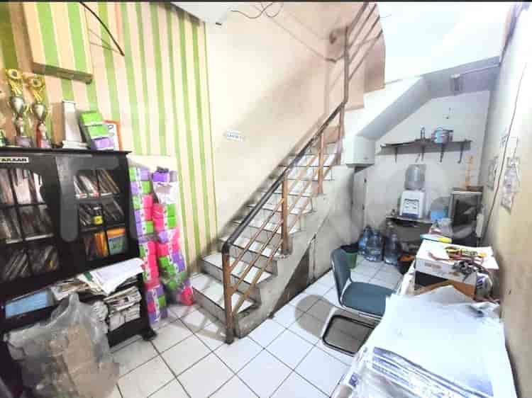 Dijual Ruko Luas 165 m2 di Jalan BTC Mall, Bekasi Timur - RKSf6e 3