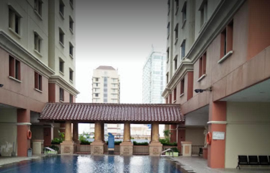 Kolam renang Mediterania Gajah Mada Apartemen