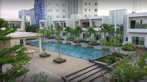 Kolam renang AKR Gallery West