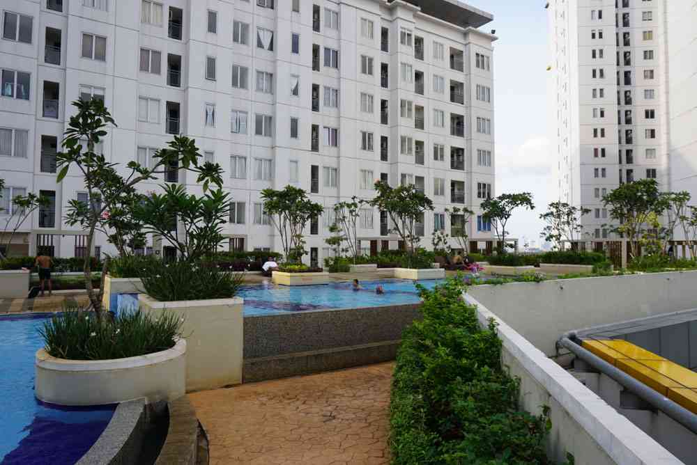 Swimming Pool Bassura City Apartment