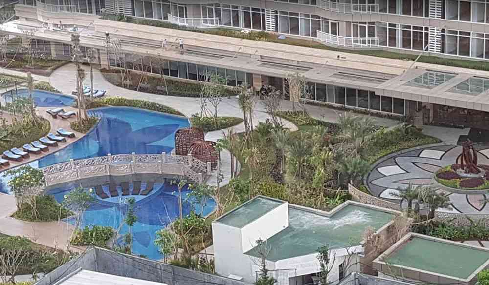 kolam renang South Hills Apartemen
