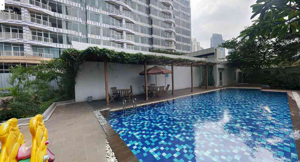 kolam renang ambassade residence