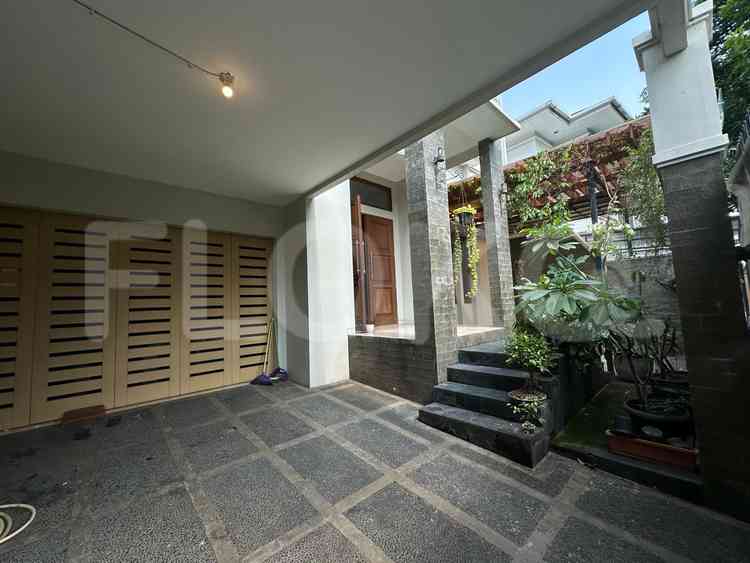 400 sqm, 4 BR house for rent in Senayan 1