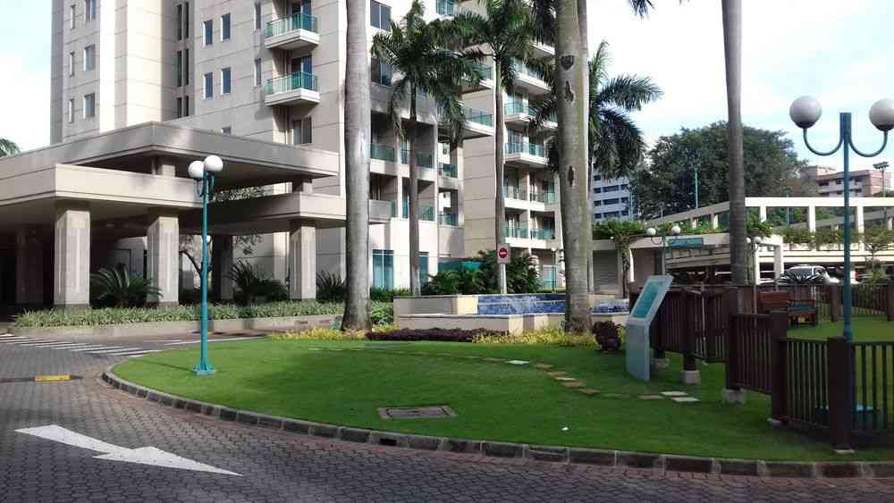Gerbang Apartemen Plaza Senayan