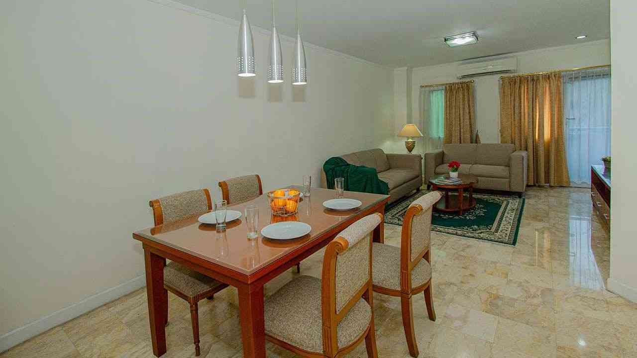 Dining Area Kemang Apartment by Pudjiadi Prestige