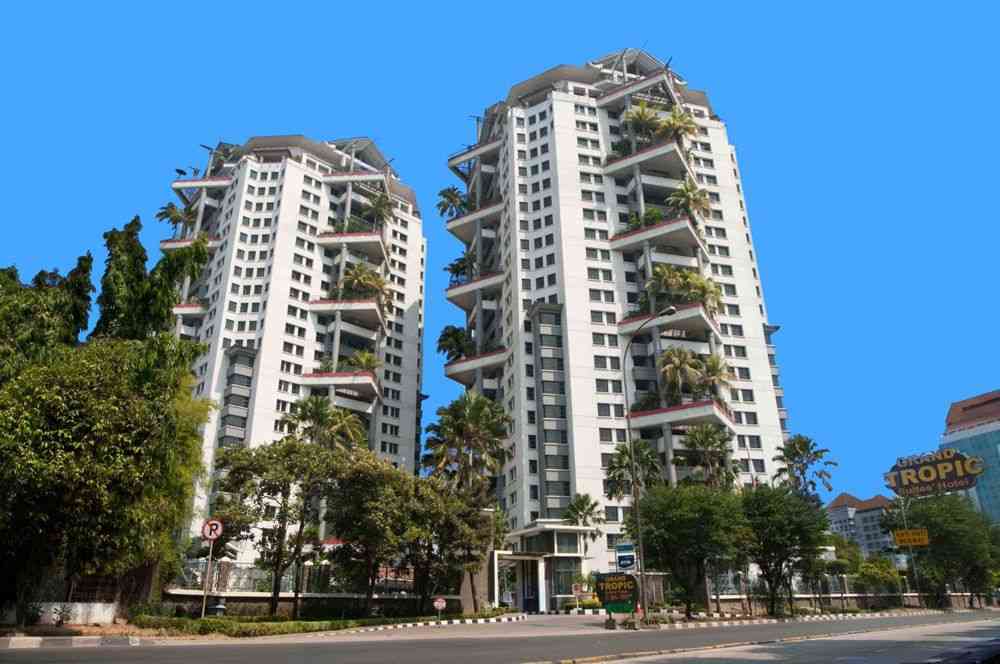 Gedung Grand Tropic Suites Apartemen