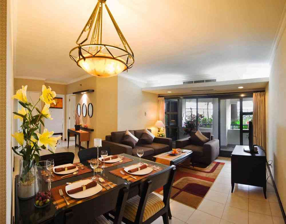 Ruang makan Grand Tropic Suites Apartemen